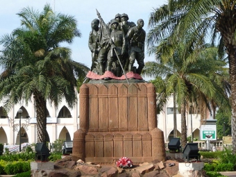 A statue of freedom in Bamako.