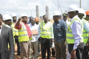  - Dr-Ben-Asante-Technical-Director-of-the-project-briefing-President-Mahama-and-his-entourage-on-the-progress-of-work-at-the-project-site.-Picture-EBOW-HANSON-300x199