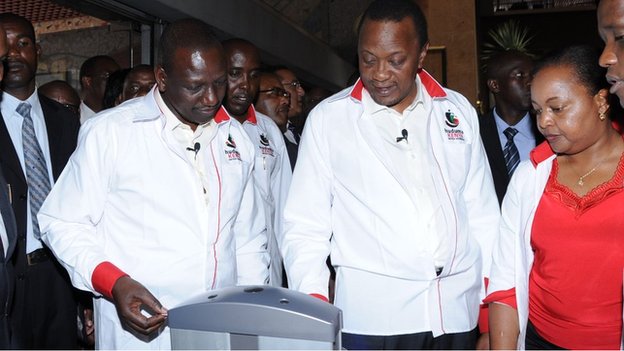 President Uhuru Kenyatta (second right) logged his details at the pilot Huduma centre