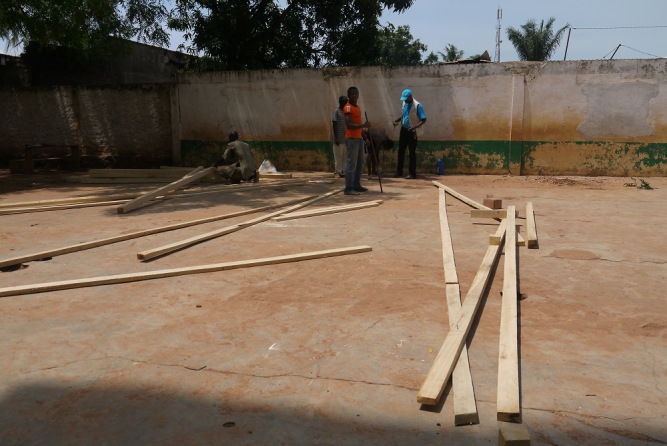 Construction of a temporary learning space. (c) UNICEF/CAR/2014