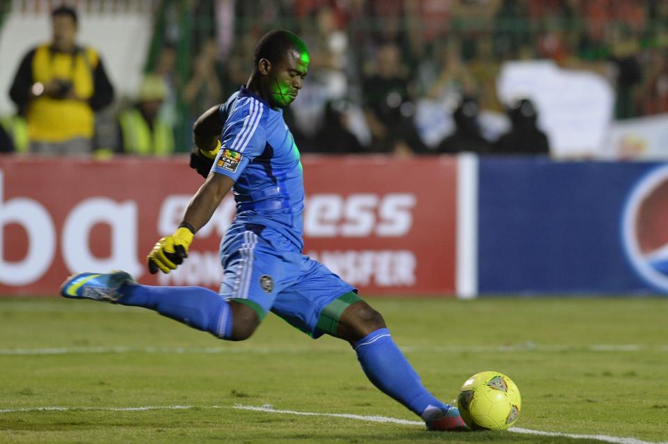 Senzo Meyiwa takes a goal kick for Orlando Pirates on November 10, 2013, in the CAF Champions League Final second leg against al-Ahly in Cairo (AFP Photo/Khaled Desouki)