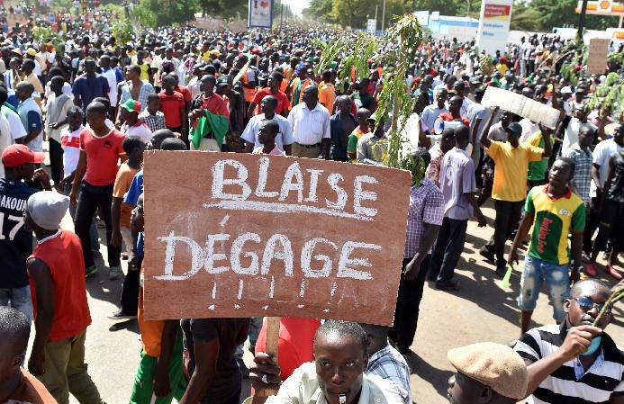 Burkina Faso opposition supporters protest in Ouagadougou on October 28, 2014 (AFP Photo/Issouf Sanogo)