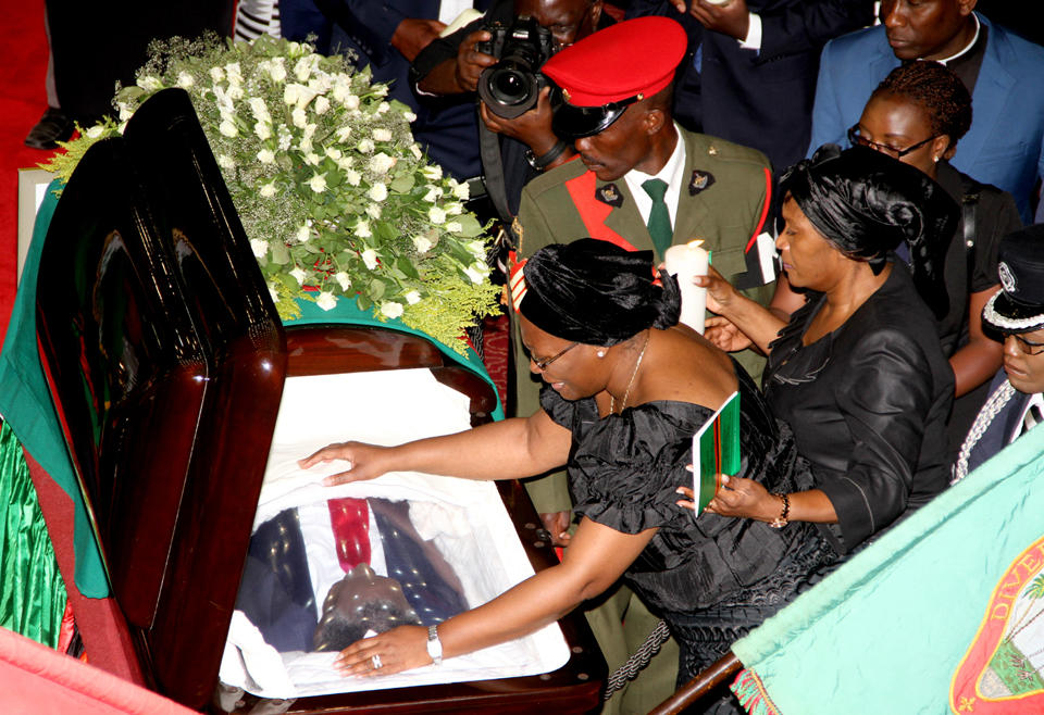 First Lady Dr Christine Kaseba views the body of Zambia's late president Michael Sata at Mulungushi International Conference Center in Lusaka on November 2, 2014. Sata died in London on October 28, 2014 (AFP Photo/Chibala Zulu)