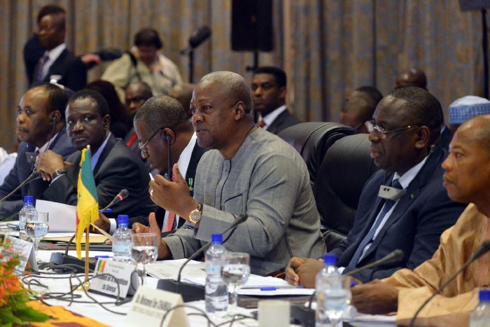 Ghanaian and ECOWAS president John Dramani Mahama (3-R) talks during a meeting with the officials and state leaders, and Burkinabese opposition leaders, in Ouagadougou on November 5, 2014 (AFP Photo/Issouf Sanogo)