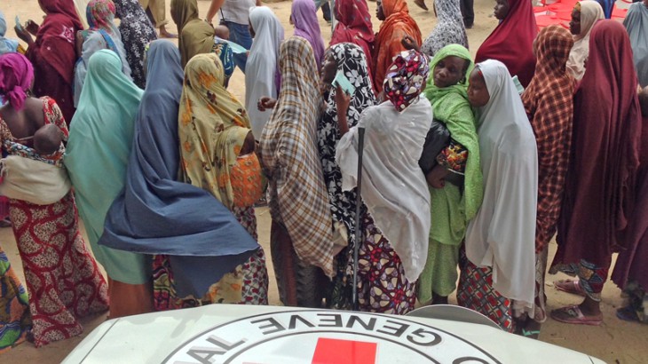 Maiduguri, Nigeria. Thousands of families displaced by violence in the north-east of Nigeria queue up to receive food and essential household items during a distribution carried out by the ICRC and the Nigerian Red Cross. CC BY-NC-ND / ICRC / A. Ahmed Hersi