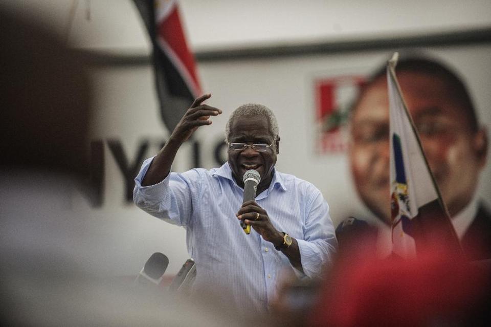 RENAMO presidential candidate Afonso Dhlakama (C) addresses a cheering crowd of supporters during a motorcade campaign rally on October 11, 2014 in Maputo (AFP Photo/Gianluigi Guercia)
