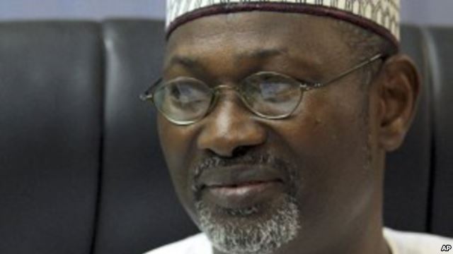 Independent National Electoral Commission (INEC) Chairman Attahiru Jega displays the timetable for the 2011 general elections during a news conference in Nigeria's federal capital Abuja (File Photo).