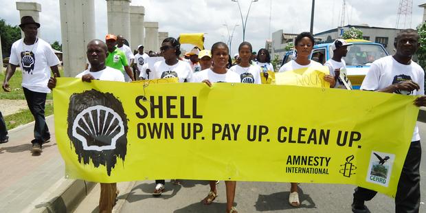 Activists in Port Harcourt, Nigeria protest to demand that Shell pay reparations and clean up its oil spills. © Amnesty International