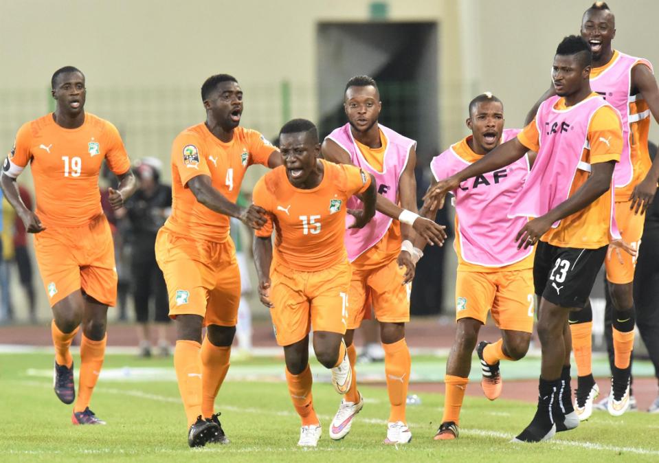 Ivory Coast'S Max-Alain Gradel (C) is congratulated by teammates after scoring during the Africa Cup of Nations match against Mali in Malabo on January 24, 2015 (AFP Photo/Issouf Sanogo)