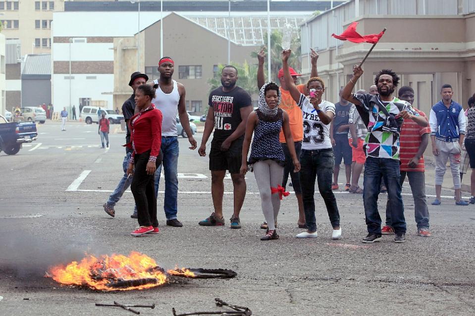 Foreign nationals gesture after clashes broke out between a group of locals and police in Durban on April 14, 2015 (AFP Photo/)