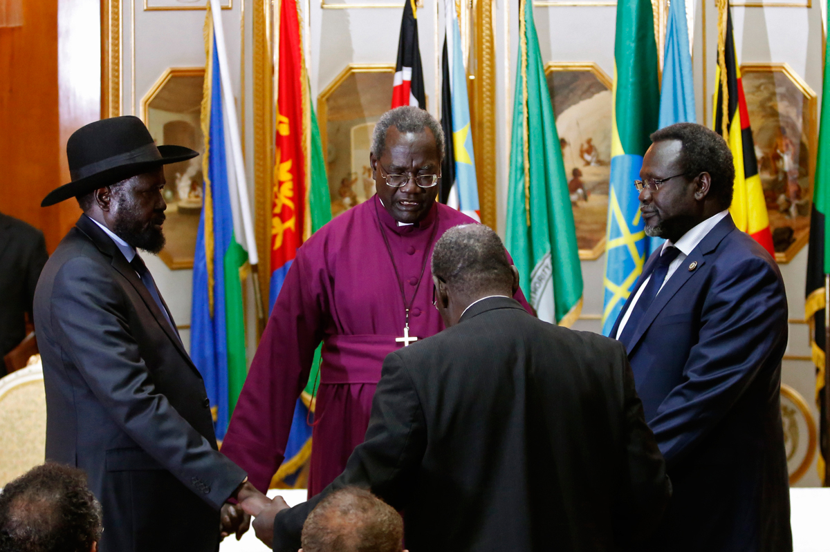 South Sudan's rebel leader Riek Machar (R) and South Sudan's President Salva Kiir (