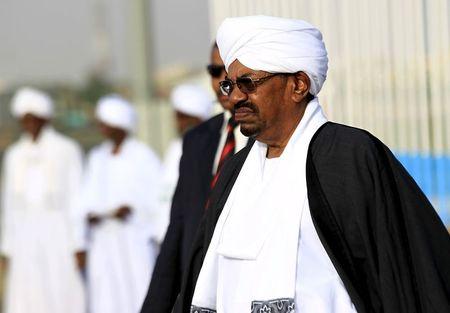 Sudan's President Omar Hassan al-Bashir (front) welcomes Yemen's President Abd-Rabbu Mansour Hadi (not pictured) at Khartoum Airport August 29, 2015. REUTERS/Mohamed Nureldin Abdallah