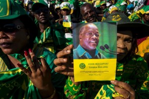 A supporter holds a booklet with a photo of presidential candidate John Magufuli at a rally by ruling party Chama Cha Mapinduzi (CCM) in Dar es Salaam, Tanzania on October 23, 2015 (AFP Photo/Daniel Hayduk)