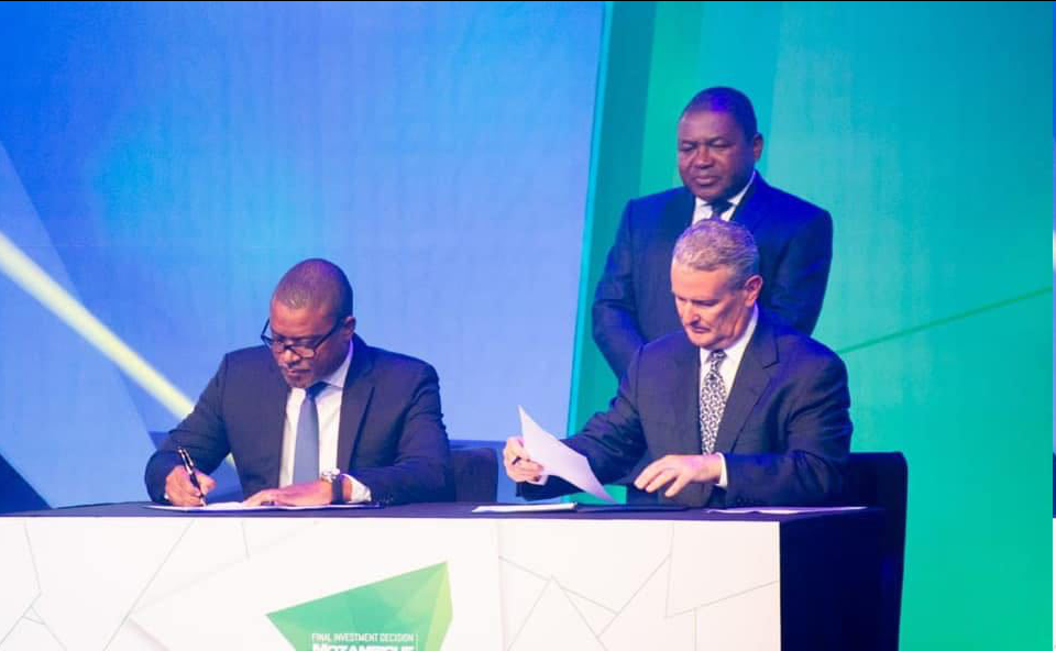 Minister Max Tonela and CEO of Anadarko Al Walker signing the deal with President Filipe Nyusi watching