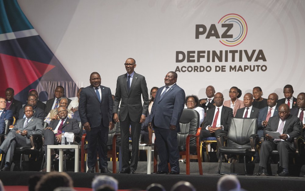 Presidents Kagame (Center) holding hands with President Nyusi of Mozambique (left) and Ossufo Momade of Renamo