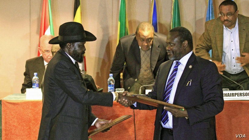 File picture.South Sudan's President Salva Kiir (front L) and South Sudan's rebel commander Riek Machar exchange documents after signing a cease-fire agreement during the Inter Governmental Authority on Development (IGAD) Summit on the case of South Sudan in Ethiopia