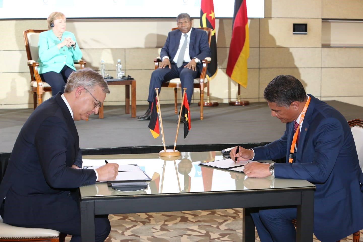 Dr. Toralf Haag signed the memorandum of understanding with the Angolan Minister for Energy and Water João Baptista Borges in the presence of Federal Chancellor Dr. Angela Merkel and the Angolan President João Manuel Gonçalves Lourenço