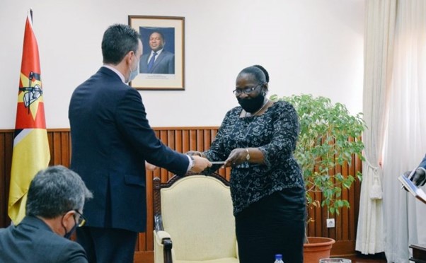 EU ambassador in Mozambique and Foreign Affairs Minister Verónica Macamo.