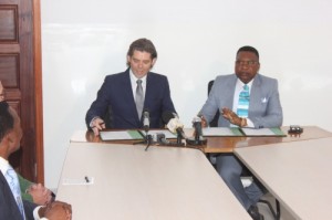Michael Peters, CEO of Euronews, and Jean Obambi, Managing Director of Télé Congo, signing on Saturday 25 January in Congo Brazzaville the cooperation agreement
