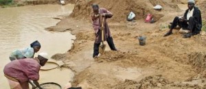 Artisanal diamond miners at work in the alluvial diamond mines around the eastern town of Koidu, Sierra Leone. While the continent is rich in mineral and oil wealth, Africa’s majority may have to wait a long time before they benefit from this. TOMMY TRENCHARD | IPS 