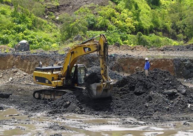 SOURCE: CORBIS AN EXCAVATOR AT THE BOTTOM OF CONGOLESE STATE MINING COMPANY GÉCAMINES’ KAMFUNDWA OPEN-PIT COPPER MINE