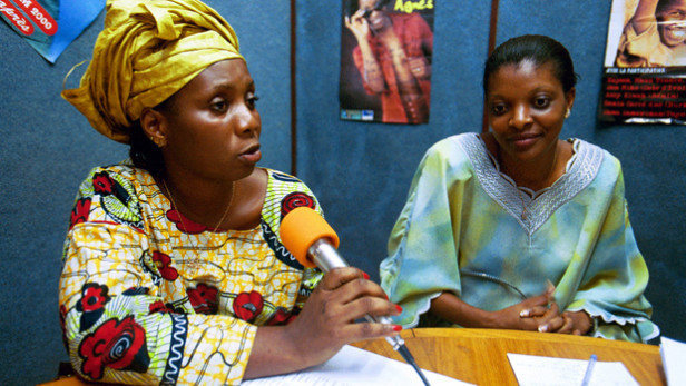 Women from Guinea-Conakry speaking at a local radio station about the problems they face as refugees in the Ivory Coast. Photo by: Ami Vitale / World Bank / CC BY-NC-ND