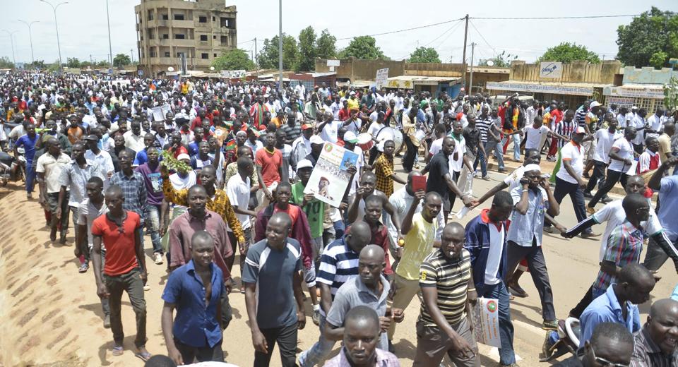 Burkinabe opposition supporters take part in an opposition rally in Ouagadougou, Burkina Faso on August 23, 2014 (AFP Photo/Ahmed Ouoba)