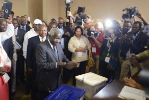 Presidential candidate Afonso Dhlakama of the Mozambican Resistance Movement (RENAMO) votes in Maputo October 15, 2014. Mozambicans voted on Wednesday in elections expected to return the ruling Frelimo party to power in one of Africa's fastest-growing economies, which is looking to escape years of poverty and conflict by tapping into its huge energy resources. REUTERS/Grant Lee Neuenburg 