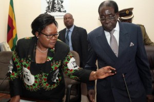 Zimbabwe's President Robert Mugabe and Vice-President Joice Mujuru are seen at a meeting of the ruling ZANU-PF party at its headquarters in Harare on October 24, 2014 (AFP Photo/Jekesai Njikizana)