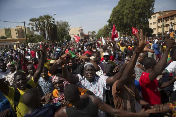 People march against Burkina Faso President Blaise Compaore's plan to change the constitution to stay in power in Ouagadougou, capital of Burkina Faso, October 29, 2014.  CREDIT: REUTERS/JOE PENNEY