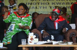 Zimbabwe's President Robert Mugabe (R) and Vice President Joice Mujuru attend a rally in Mutare on February 25, 2012 (AFP Photo/Jekesai Njikizana)