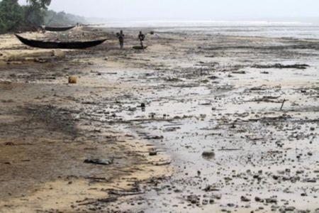 A view of the shore of the Atlantic ocean at Orobiri village,days after Royal Dutch Shell's Bonga off-shore oil spill, in Nigeria's delta state December 31, 2011.REUTERS/Akintunde Akinleye