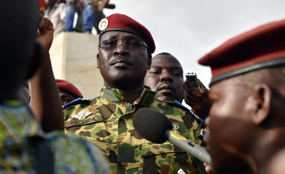 Burkinabe Lieutenant-Colonel Issaac Zida of the presidential guard reads a press release by the army chief after the resignation of Burkina Faso's president in Ouagadougou on October 31, 2014 (AFP Photo/Issouf Sanogo)