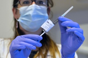 A doctor holds a syringe containing the Ebola vaccine called ChAd3 during medical trials at the CHUV hospital in Lausanne, on November 4, 2014 (AFP Photo/Richard Juilliart)