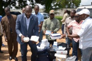 Former Liberian soccer player George Weah, President of the "Ebola Emergency France" association, gives 5,000 pair of gloves to the Elwa hospital on September 8, 2014 in Monrovia (AFP Photo/Dominique Faget)