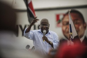 RENAMO presidential candidate Afonso Dhlakama (C) addresses a cheering crowd of supporters during a motorcade campaign rally on October 11, 2014 in Maputo (AFP Photo/Gianluigi Guercia) 