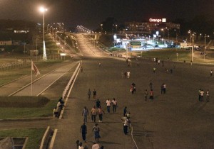 People stroll along the newly opened Henri Konan Bedie bridge (HKB) in the Ivorian capital Abidjan on December 20, 2014 (AFP Photo/Sia Kambou) 