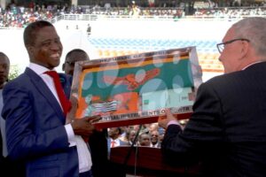 Zambia's newly elected President Edgar Lungu (L) receives the instruments of power from acting president Guy Scott (R) after being sworn in as Zambia's president, at the Heroes National Stadium in Lusaka on January 25, 2015 (AFP Photo/Salim Dawood)