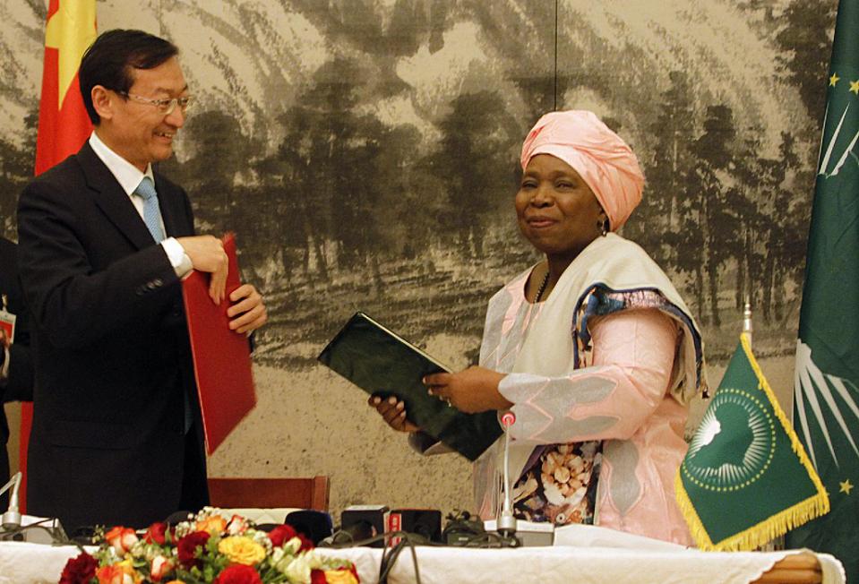The chairperson of the African Union Commission, Nkosazana Dlamini Zuma (R), and Chinese Vice Foreign Minister Zhang Ming exchange memorandums of understanding on January 27, 2015, on a continent-wide infrastructure deal in Addis Ababa, Ethiopia (AFP Photo/Elias Asmare)