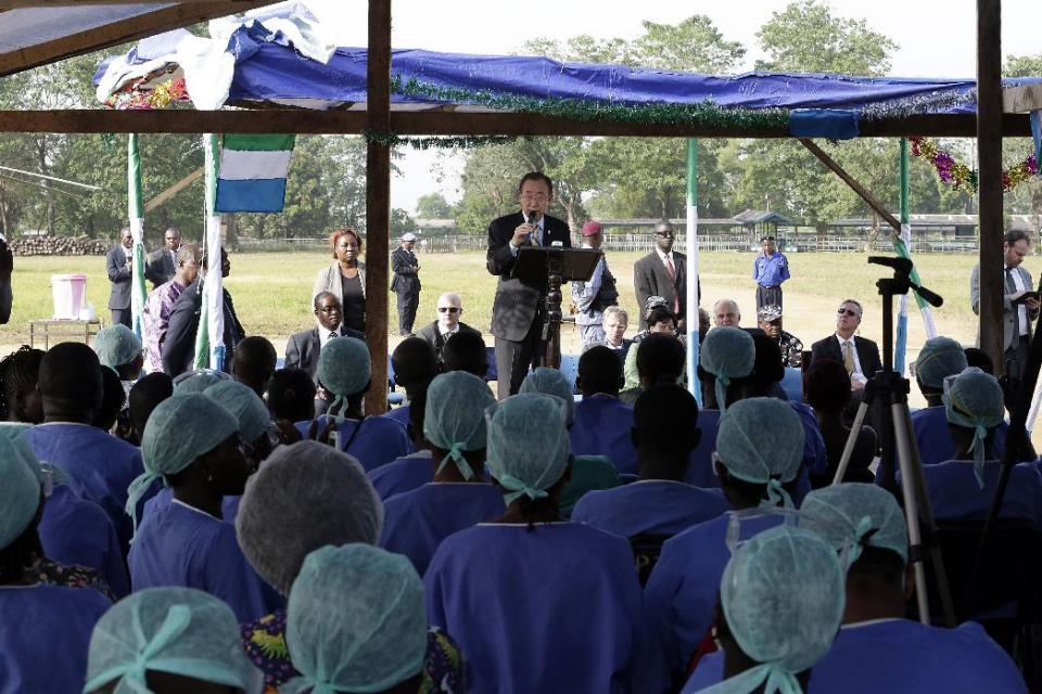 UN Secretary General Ban Ki-Moon visits an Ebola treatment unit in Freetown, Sierra Leone, on December 19, 2014 (AFP Photo/Evan Schneider)