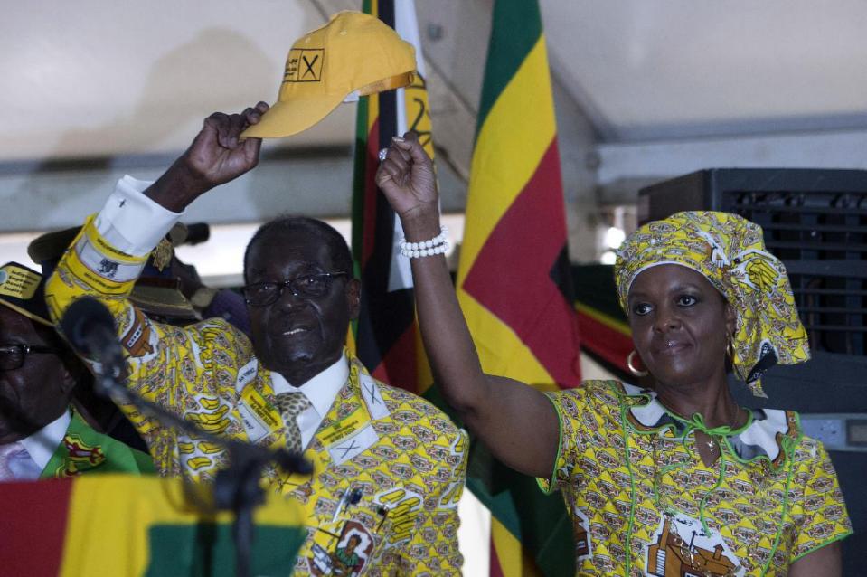 Robert Mugabe and his wife Grace greet delegates at the conference of his Zanu-PF party in Harare on December 4, 2014 (AFP Photo/Jekesai Njikizana)