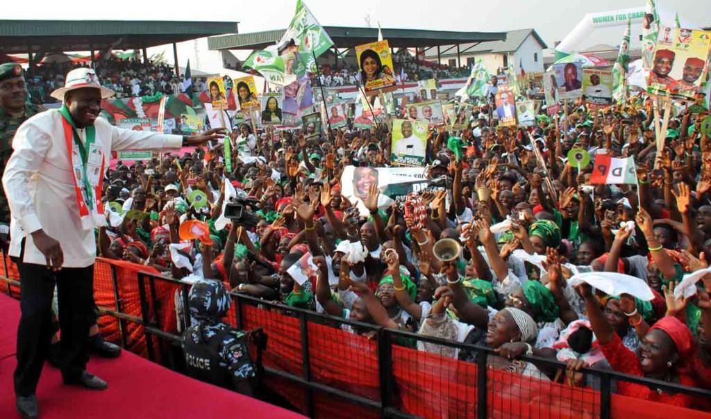 President Jonathan engaging the crowd at the PDP campaign rally in Umuahia