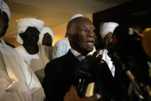 African Union chief mediator Thabo Mbeki speaks to the press in Khartoum, Sudan, on November 5, 2013 (AFP Photo/Ebrahim Hamid) 