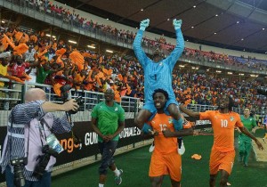 Ivory Coast's forward Wilfried Bony carries goalkeeper Boubacar Barry on his shoulders as they celebrate with forward Gervinho (R) after winning the 2015 African Cup of Nations final on February 8, 2015 (AFP Photo/Carl de Souza) 