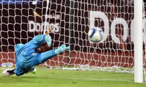 Ivory Coast's Boubacar Barry dives and stops Ghana's last penalty during the Africa Cup of Nations final in Bata on Febuary 8, 2015 (AFP Photo/Issouf Sanogo) 