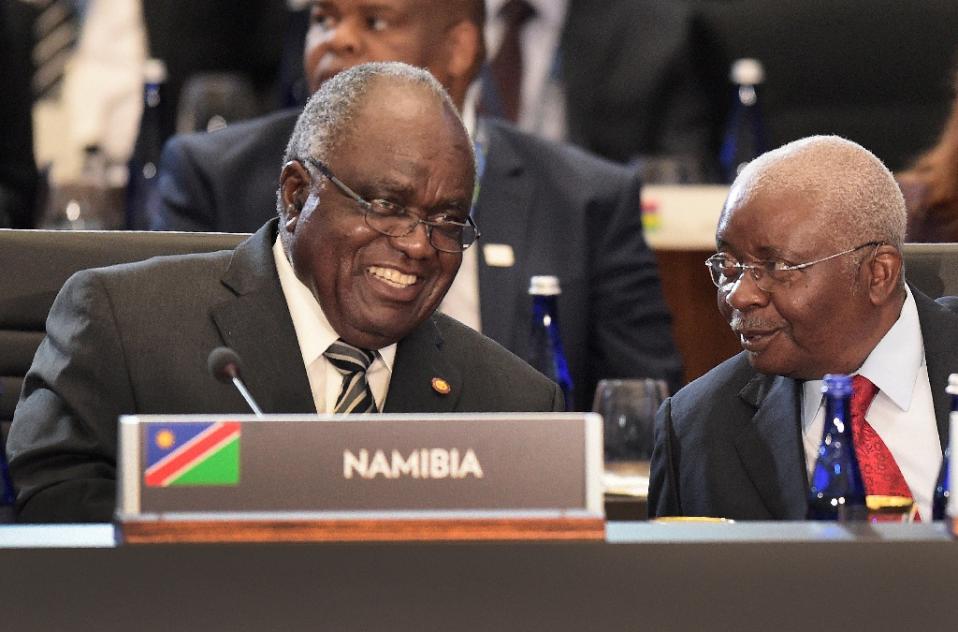 Hifikepunye Pohamba (L) is only the fourth winner of the $5 million annual Mo Ibrahim prize, launched in 2007 with the aim of encouraging and rewarding good governance across Africa (AFP Photo/Jim Watson)