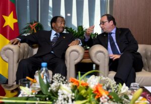 French president Francois Hollande (right) talks to Cameroon's long-serving President Paul Biya, on November 30, 2014, in Dakar (AFP Photo/Alain Jocard) 