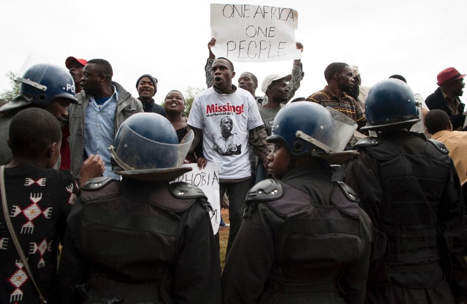 Zimbabwean citizens protest outside the South African Embassy in Harare against a wave of violence against immigrants in parts of South Africa, April 17, 2015 (AFP Photo/Jekesai Njikizana)