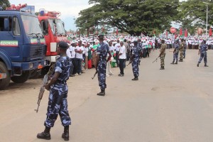 Burundi's security forces form a cordon to contain crowds of members of the ruling party on April 25, 2015 in Bujumbura (AFP Photo/Landry Nshimiye)