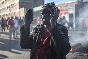 Zimbabwean citizens protest outside the South African Embassy in Harare against a wave of violence against immigrants in parts of South Africa, April 17, 2015 (AFP Photo/Jekesai Njikizana)